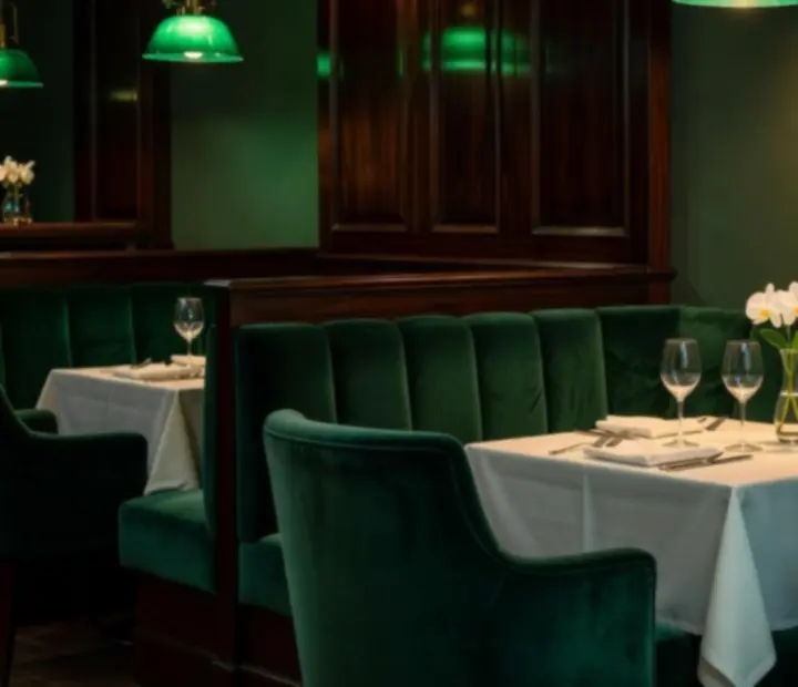 Nastrojowy stolik w bistro Polverastika w hunter green z kieliszkami i porcelaną